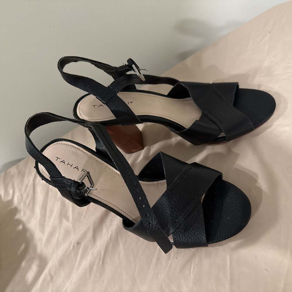 Tahari Marianne Leather Women's Crossover 4”